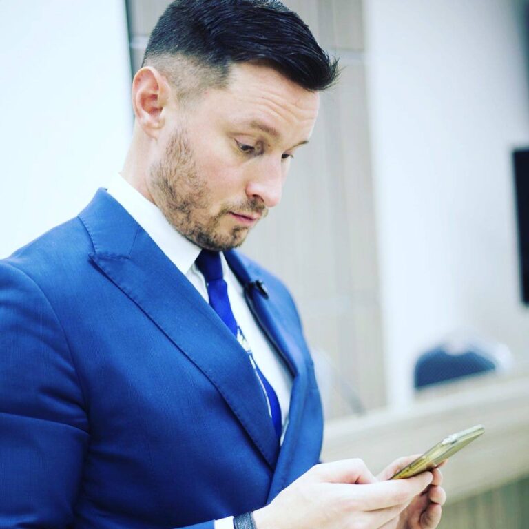 Мудрость Марка Твена: Ценность молчания и осторожность в словах